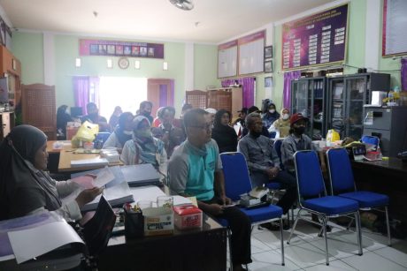 DISOSIALISASIKAN PDAM Bandarmasih Pengerjaan Pipa dengan Warga Kuripan (2)