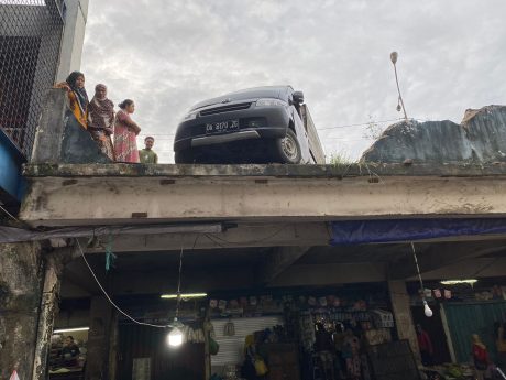 DITABRAK MOBIL Pagar Pembatas, Seorang Pedagang Ayam Tewas (2)