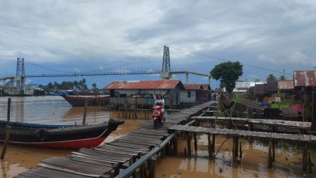 HARUS BERSABAR Warga Pulau Bromo, Karena Perbaikan Titian Baru Diusulkan di APBD Perubahan (2)