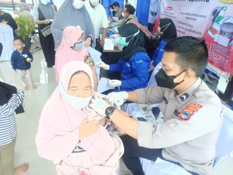 IMBALAN VAKSINASI Uang Tunai dan Sembako, Diserbu Lansia (2)