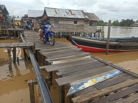 WARGA NANTIKAN Perbaikan Titian Pulau Bromo, Iri Dengan Titian Lain (2)