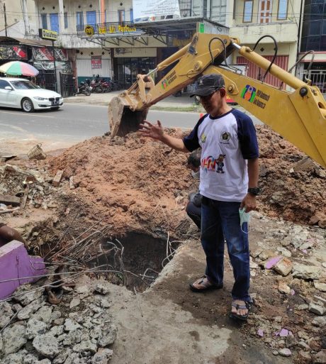 PELANGGAN TERDAMPAK, Perbaikan Pipa Distribusi PDAM Terkendala Tiang Telkom (2)