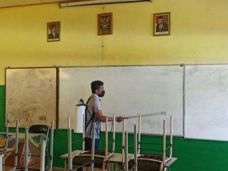 TERPAPAR COVID-19 Belasan Siswanya, Ruang Kelas SMPN 1 Banjarmasin Disemprot Desinfektan (2)