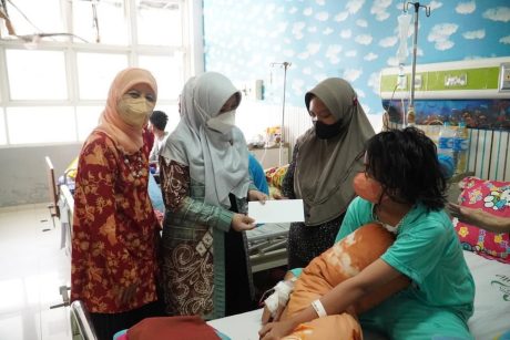 KETUA YKI Hj Siti Wasila Santuni Penderita Kanker (2)