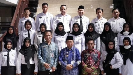 SK CPNS dan PPPK Diserahkan, Pesan Wali Kota Berikan Pelayanan TerbaikSK CPNS dan PPPK Diserahkan, Pesan Wali Kota Berikan Pelayanan Terbaik (2)