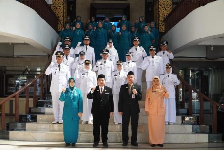 LOYALITAS Ditekankan, Walikota Ibnu Sematkan Tanda Jabatan Camat dan Lurah-2