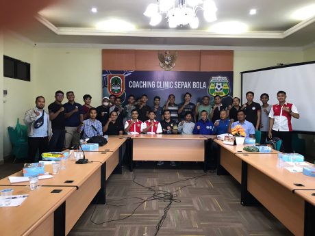 PULUHAN Pelatih Sepak Bola Ikuti Coaching Clinic Forsgi Kalsel-2