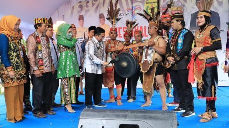 SIMBOL KEDAMAIAN Warga Kalimantan, Festival Budaya Kongres Borneo Raya-2
