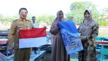 DISERAHKAN Bendera Merah Putih terhadap Pelaku Pariwisata di Kota Banjarmasin (2)