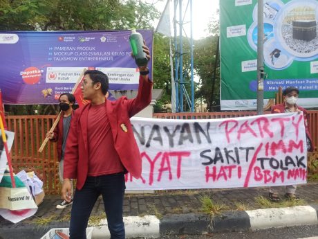 GRATIS Dibagikan, Sindiran IMM Tolak Kebijakan Kenaikan Harga BBM (2)