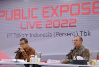 Direktur Keuangan dan Manajemen Risiko Telkom Heri Supriadi (kanan) dan Direktur Strategic Portfolio Telkom Budi Setyawan Wijaya (kiri) pada sesi tanya jawab press conference Public Expose Live 2022.(Foto/Telkom)
