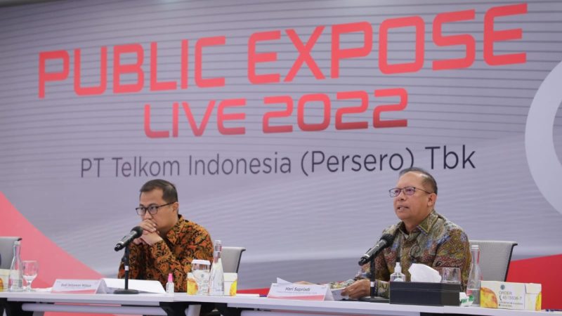Direktur Keuangan dan Manajemen Risiko Telkom Heri Supriadi (kanan) dan Direktur Strategic Portfolio Telkom Budi Setyawan Wijaya (kiri) pada sesi tanya jawab press conference Public Expose Live 2022.(Foto/Telkom)