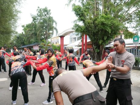 PETUGAS Lapas Perempuan Martapura Sinergi dengan Polres Banjar Bina FMD (2)