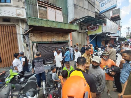 SISI LAIN Ambruknya Toko Tua H Ali di Pasar Lima, Dua Karyawan Hampir Terjebak (1)