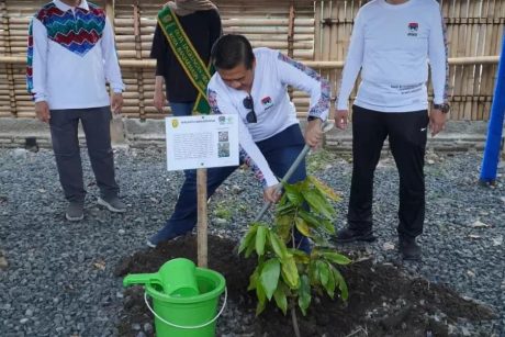TANAM Pohon dan Tebar Benih Ikan Dilakukan Peserta Rakerwil APEKSI (3)