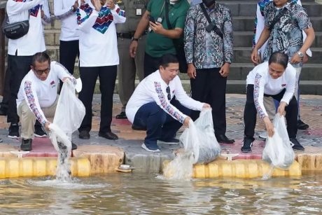 TANAM Pohon dan Tebar Benih Ikan Dilakukan Peserta Rakerwil APEKSI (4)