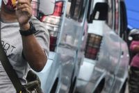 Pengemudi angkutan umum menunggu penumpang di Terminal Kampung Melayu, Jakarta, Rabu (15/4/2020). Ketua Organda DKI Shafruhan Sinungan mengatakan dari sekitar 85.900 kendaraan yang berada di bawah naungannya, hanya 8.000-8.600 unit yang masih dapat beroperasi hal tersebut disebabkan jumlah penumpang turun drastis karena sebagian besar orang kini lebih banyak di rumah mengikuti imbauan pemerintah dan penerapan PSBB. ANTARA FOTO/Muhammad Adimaja/aww.