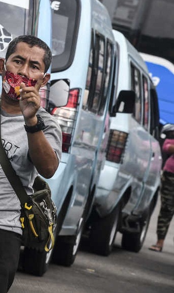 Pengemudi angkutan umum menunggu penumpang di Terminal Kampung Melayu, Jakarta, Rabu (15/4/2020). Ketua Organda DKI Shafruhan Sinungan mengatakan dari sekitar 85.900 kendaraan yang berada di bawah naungannya, hanya 8.000-8.600 unit yang masih dapat beroperasi hal tersebut disebabkan jumlah penumpang turun drastis karena sebagian besar orang kini lebih banyak di rumah mengikuti imbauan pemerintah dan penerapan PSBB. ANTARA FOTO/Muhammad Adimaja/aww.