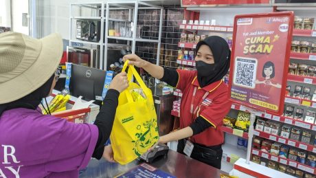 ALFAMART Sambut Ultah, Bagi Bingkisan Hingga Modal Usaha Miliaran Rupiah (1)