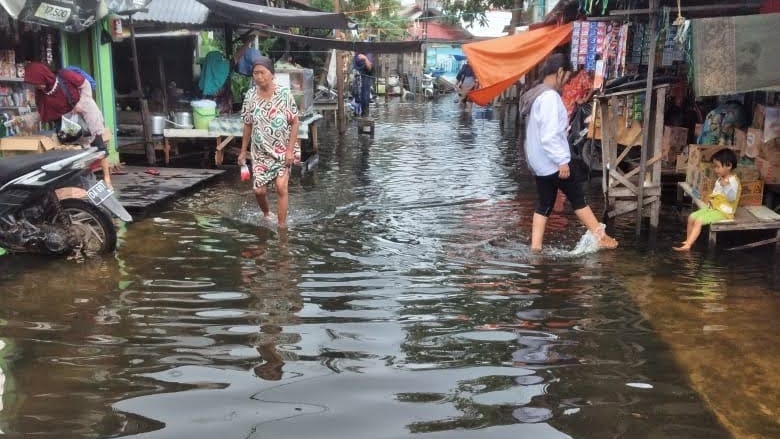BPBD Kota Banjarmasin mengimbau agar warga di tepi sungai untuk terus waspada menghadapi ancaman banjir ROB yang terjadi pada tengah malam.(Foto/Ist)