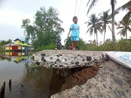 AMBLAS Jalan Sungai Gampa Sie Jingah, Warga Minta Wali Kota Lihat Langsung (2)