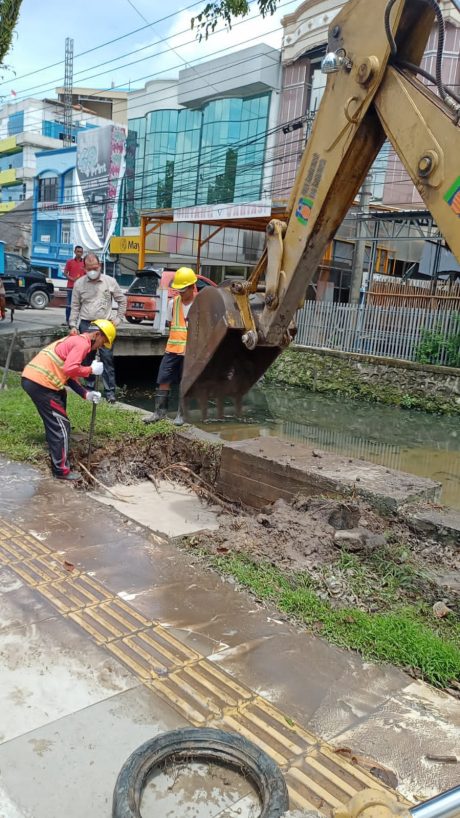 PAM SIGAP Perbaiki Kebocoran Pipa di Jalan A Yani Km 2,5 (1)