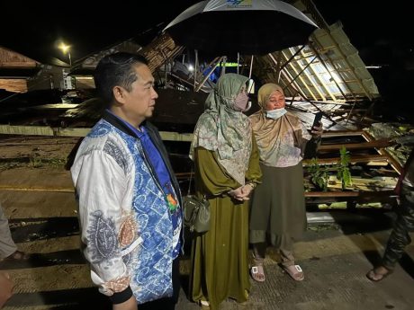 WALI KOTA dan Hj Siti Wasilah Bantu Warga Korban Angin Kencang (2)
