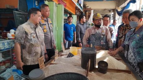 Wali Kota Banjarmasin, H Ibnu Sina melaksanakan Monitoring Harga dan Stok Bahan Pangan menjelang Natal Tahun 2022 dan Tahun Baru 2023 (2)