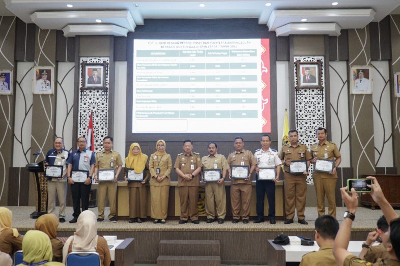 DUA PENGHARGAAN Diraih PAM Bandarmasih Dalam Pengelolaan SP4N-LAPOR!