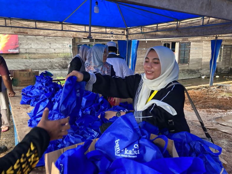PARTISIPASI, Bank Kalsel Bagikan 2.000 Roti dan Kopi Jemaah Haul Akbar