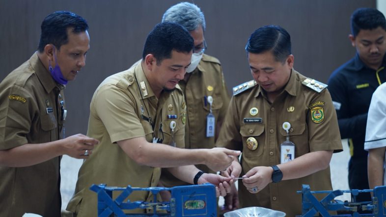 PELAYANAN TERA 2023 Diawali Pembubuhan Cap Tanda Tera