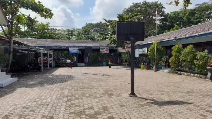 UPTD SD Negeri 4 Angsau Tanah Laut mengunjungi perpustakaan Palnam untuk melihat langsung layanan yang tersedia di perpustakaan Palnam