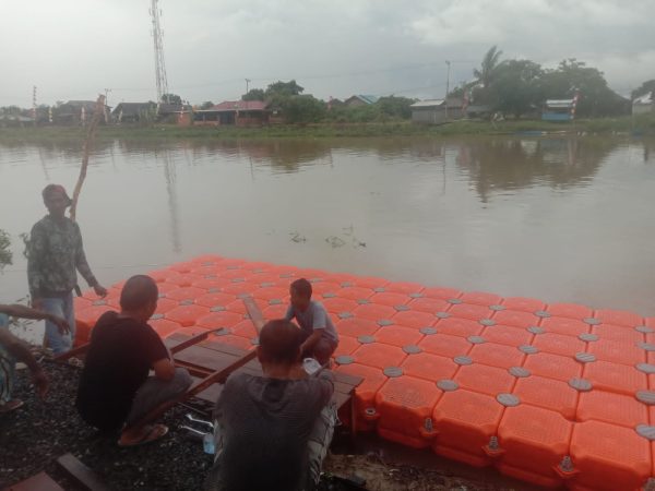 Dermaga apung sudah didirikan tak jauh dari lokasi haul abah guru sekumpul di Kampung Keramat, Martapura Timur. Foto RW