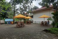 Rest area tersedia di Kantor Dinas Kehutanan (Dishut) Kalsel. Tak hanya rest area, tapi juga disiapkan warung gratis bagi jemaah haul. Foto Adv