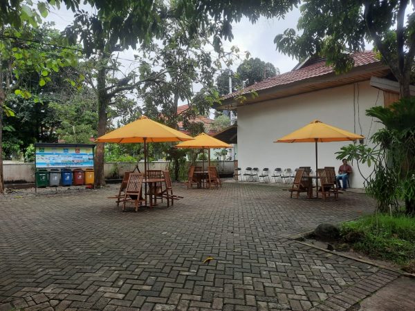 Rest area tersedia di Kantor Dinas Kehutanan (Dishut) Kalsel. Tak hanya rest area, tapi juga disiapkan warung gratis bagi jemaah haul. Foto Adv