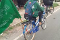 Bersepeda para remaja dari Pondok Pesantren Istiqomah Pekapuran menuju Martapura tempat haul Al Arif Billah Syekh Muhammad Zaini Bin Abdul Ghani, Minggu (29/1/2023). Foto Yuni