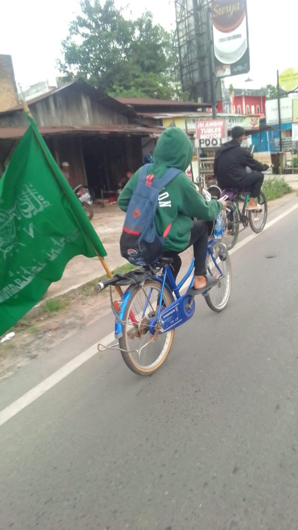 Bersepeda para remaja dari Pondok Pesantren Istiqomah Pekapuran menuju Martapura tempat haul Al Arif Billah Syekh Muhammad Zaini Bin Abdul Ghani, Minggu (29/1/2023). Foto Yuni