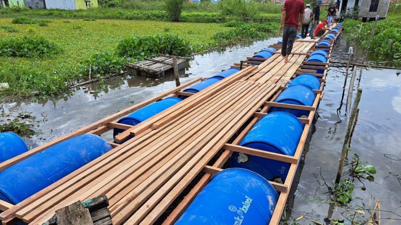 Inilah pembangunan jembatan apung untuk keluarga Zainal.(Foto/Humas Bank Kalsel)