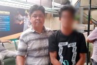 Babhinkamtibmas Kelurahan Sungai  Andai, Aiptu Andri S,mengamankan pelaku jambret (kanan), Rabu (1/2/2023). Foto DO, 