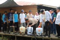 Pengendalian Gulma Kayu Apu, sekaligus perkenalan wisata religi dan wisata mancing, di Martapura Timur, Kabupaten Banjar, Rabu (1/2/2023). Adv
