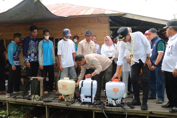 Pengendalian Gulma Kayu Apu, sekaligus perkenalan wisata religi dan wisata mancing, di Martapura Timur, Kabupaten Banjar, Rabu (1/2/2023). Adv