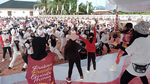 DPD Partai Gerindra Kalsel menggelar zumba party di Jalan Bakti Nomor 21 RT 032, Kelurahan Pemurus Dalam,  Banjarmasin Selatan. Jum'at (3/2/2023). Foto Yuni