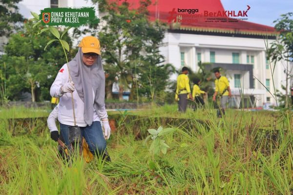Dinas Kehutanan Provinsi Kalimantan Selatan bersama Balai Perbenihan Tanaman Hutan (BPTH) menggelar kegiatan aksi pemeliharaan tanaman, Jumat (3/2/2023). Adv.