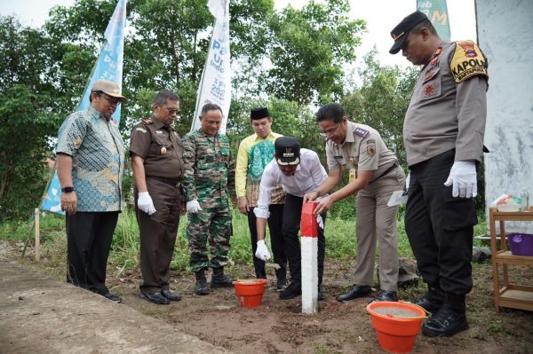 pemasangan patok tanah, di Desa Sungai Sipai Martapura, Jumat (3/2/2023). Ist