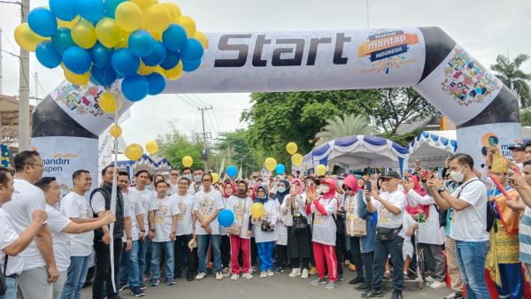 Ratusan nasabah besarta keluarga Mandiri Taspen menggelar kegiatan Jalan Sehat dan Senam Bersama sebagai bentuk apresiasi kepada nasabah setianya, Sabtu (4/2/2023). Foto Yuni