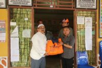 Wakil Bupati Banjar Habib Idrus Al-Habsyie didampingi Kepala Pelaksana Badan Penanggulangan Bencana Daerah (BPBD) Banjar Warsita, menyerahkan bantuan Logistik di kantor desa Teluk Selong Ulu, kecamatan Martapura Barat, Sabtu (4/2/2023). Adv