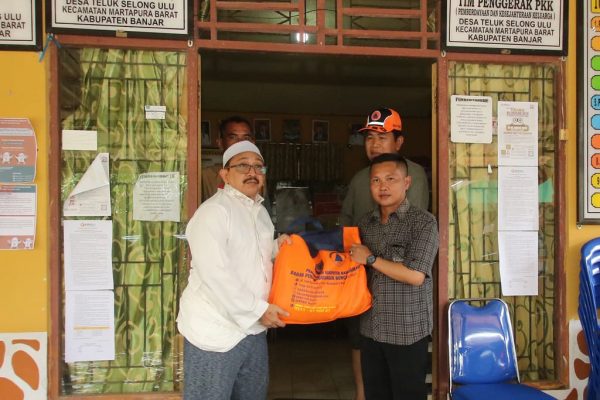 Wakil Bupati Banjar Habib Idrus Al-Habsyie didampingi Kepala Pelaksana Badan Penanggulangan Bencana Daerah (BPBD) Banjar Warsita, menyerahkan bantuan Logistik di kantor desa Teluk Selong Ulu, kecamatan Martapura Barat, Sabtu (4/2/2023). Adv
