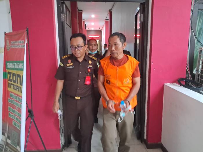 Satu lagi tersangka dugaan korupsi pengadaan lahan pada proyek Bendungan di Desa Pipitak Tapin, ditahan penyidik Kejaksaan Tinggi Kalimantan Selatan (Kejati Kalsel), Rabu (8/2/2023). Foto ist