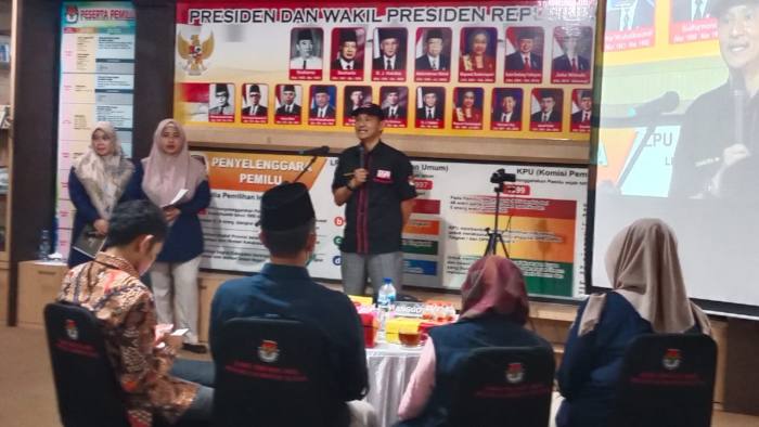 Setahun Menuju Hari Pemungutan Suara Komisi Pemilihan Umum (KPU) Provinsi Kalimantan Selatan menggelar nonton bareng Peluncuran Kirab Pemilu Tahun 2024, bertempat di Kantor KPU Kalsel, Selasa (15/2/2023). Foto Ist