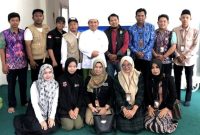Pimpinan Pondok Pesantren Al Mursyidul Amin Tuan Guru Muhammad Rasyid Ridha menjadi orang pertama yang didatangi Pantarlih Kelurahan Gambut Barat, Kecamatan Gambut, Kabupaten Banjar. Foto Ist